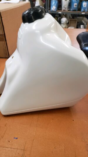 XR250R (86-95) 4.2 GAL. #11307 (Blemish) - Image 2